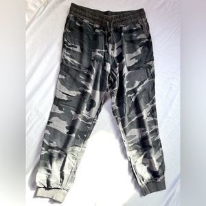 Splendid Camo Cargo Joggers L